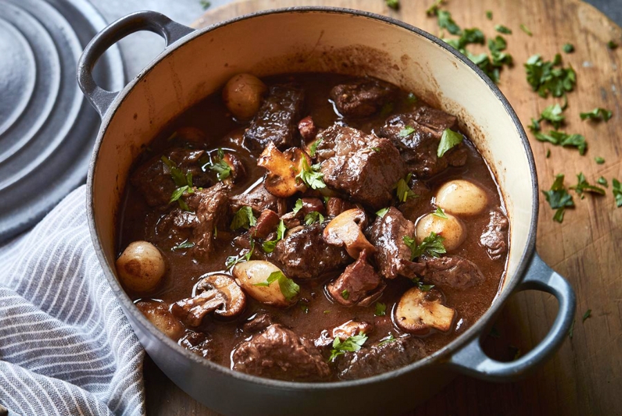 Boeuf Bourguignon là món ăn gắn liền với vùng Burgundy gắn liền với truyền thống làm rượu vang đỏ lâu đời