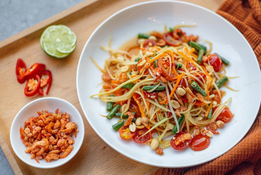 Som Tum gồm có đu đủ xanh được bào sợi kết hợp cùng với các gia vị khác