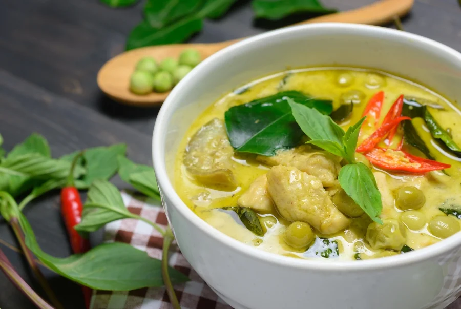 Cà ri xanh có hương vị béo của nước cốt dừa hoà quyện cùng vị cay nhẹ của ớt xanh và các loại gia vị khác