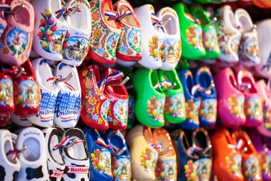 Guốc gỗ nổi tiếng là hình ảnh biểu trưng gắn liền với Hà Lan