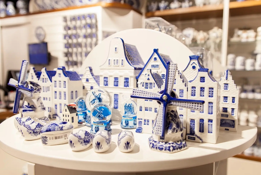 Delft Blue là dòng gốm sứ của Hà Lan với màu xanh trắng lấy cảm hứng từ gốm sứ Trung Hoa