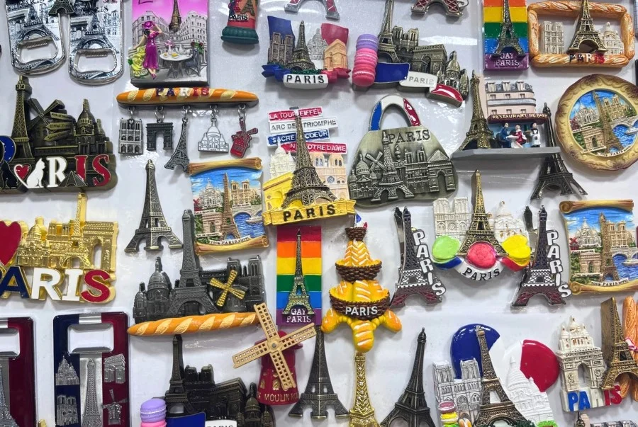 Những món đồ lưu niệm phổ biến và dễ mua nhất khi đi du lịch Paris
