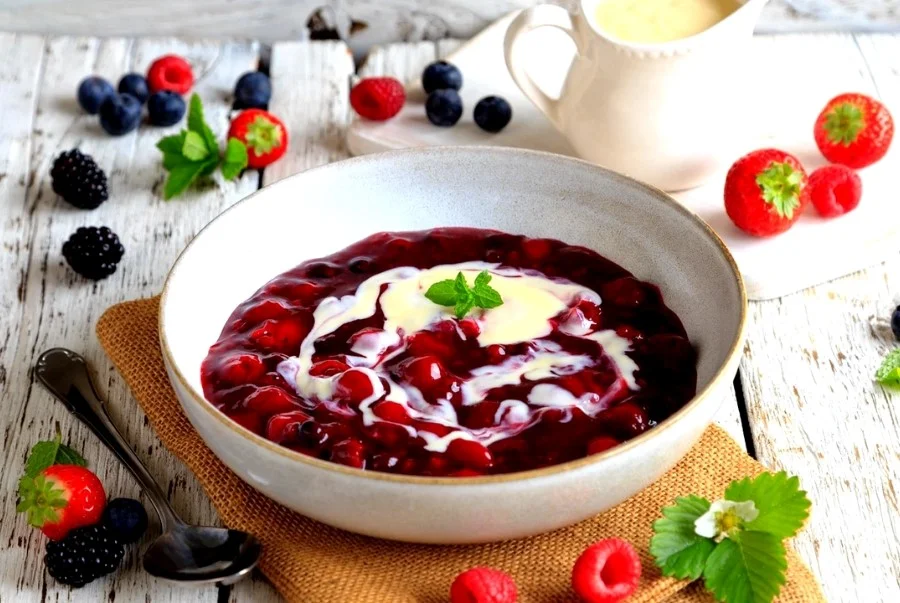 Màu đỏ đặc trưng của món Rote Grütze khi được làm từ các loại quả mọng