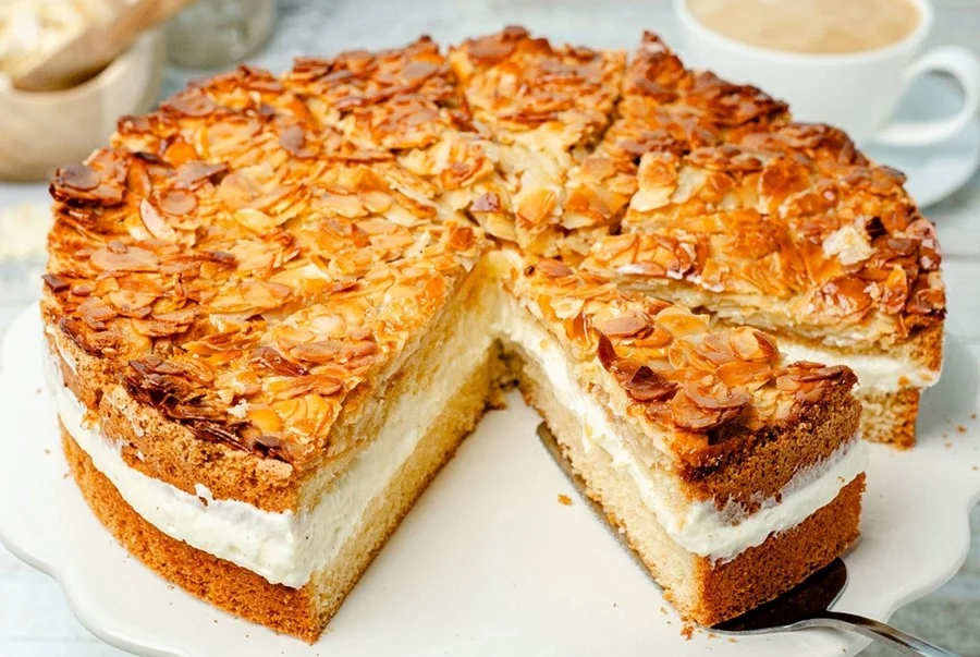 Bienenstich là món bánh hạnh nhân caramel nổi tiếng với lớp phủ giòn hấp dẫn