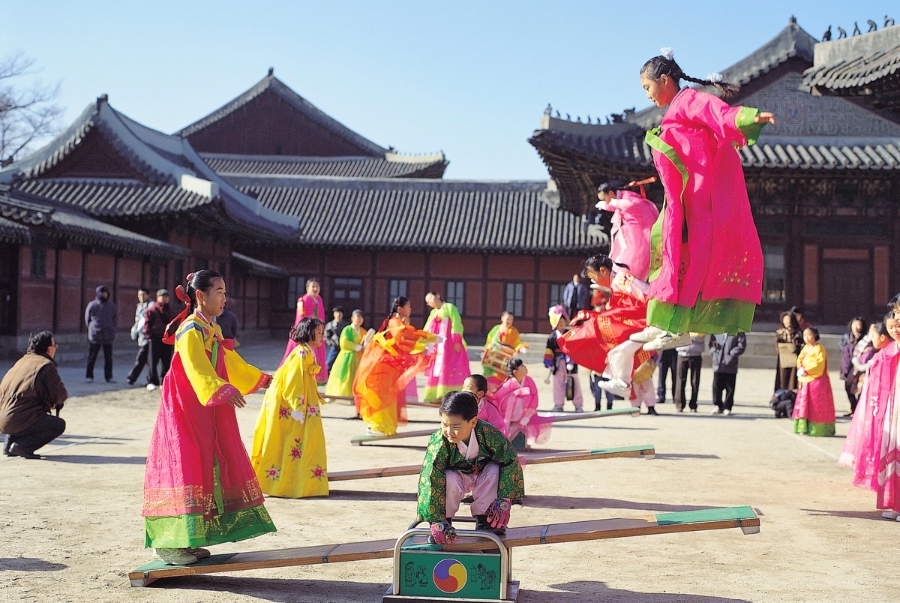 Trò chơi Neolttwigi là trò nhún nhảy trên ván gỗ thường dành cho phụ nữ và các trẻ em gái