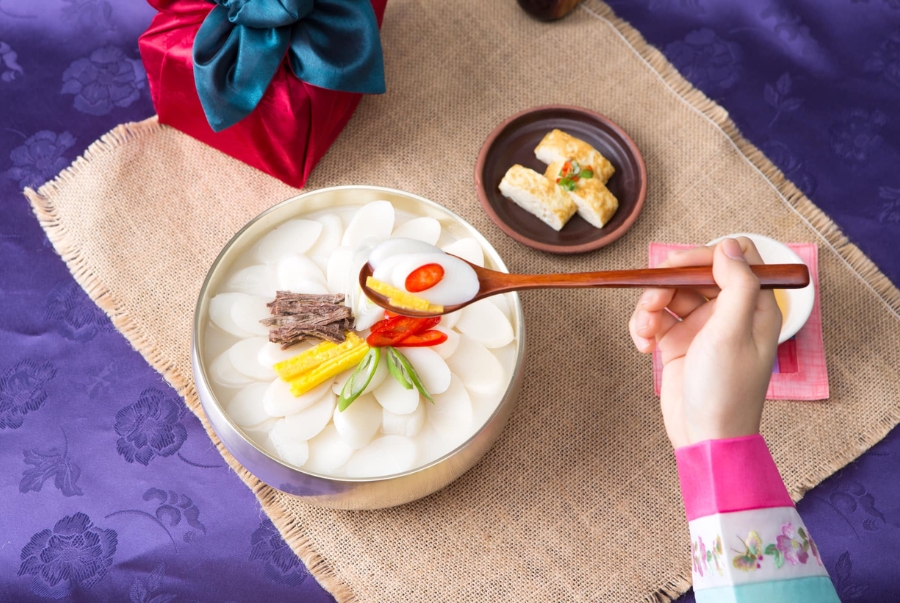 Người Hàn tin rằng Tteokguk mang ý nghĩa sự khởi đầu may mắn và trường thọ