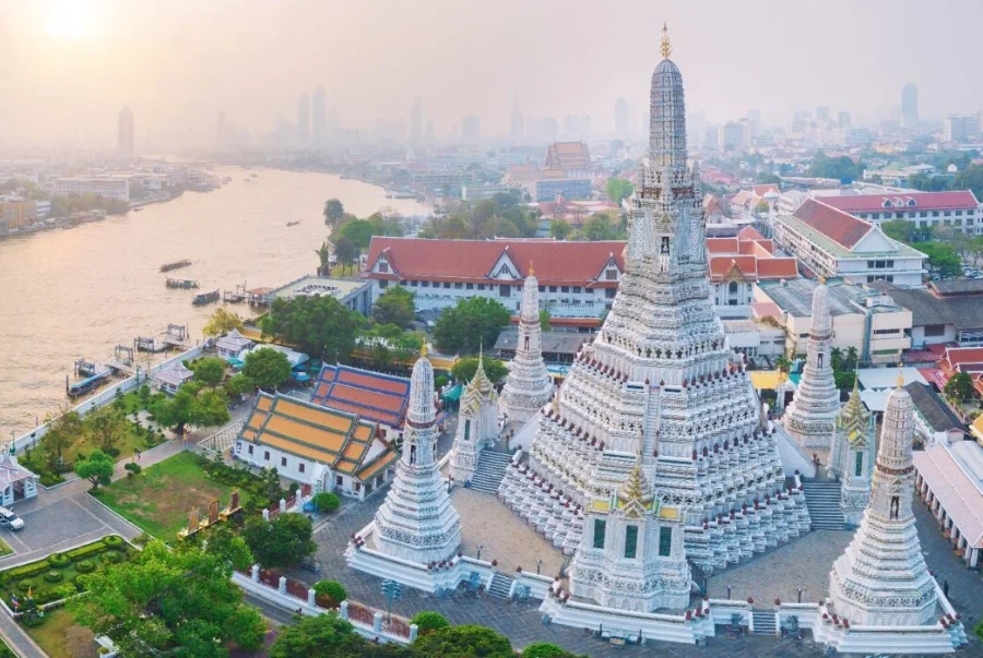 Chùa Bình Minh nổi bật với toà tháp trung tâm cao khoảng 79 mét