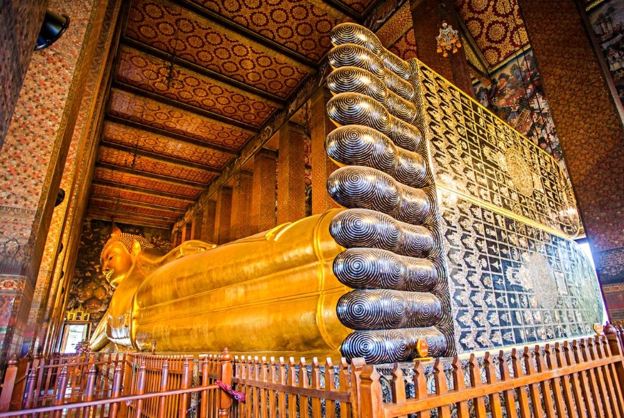 Wat Pho nổi tiếng khắp thế giới với bức tượng Phật nằm dài 46 mét và cao 15 mét được dát vàng lộng lẫy