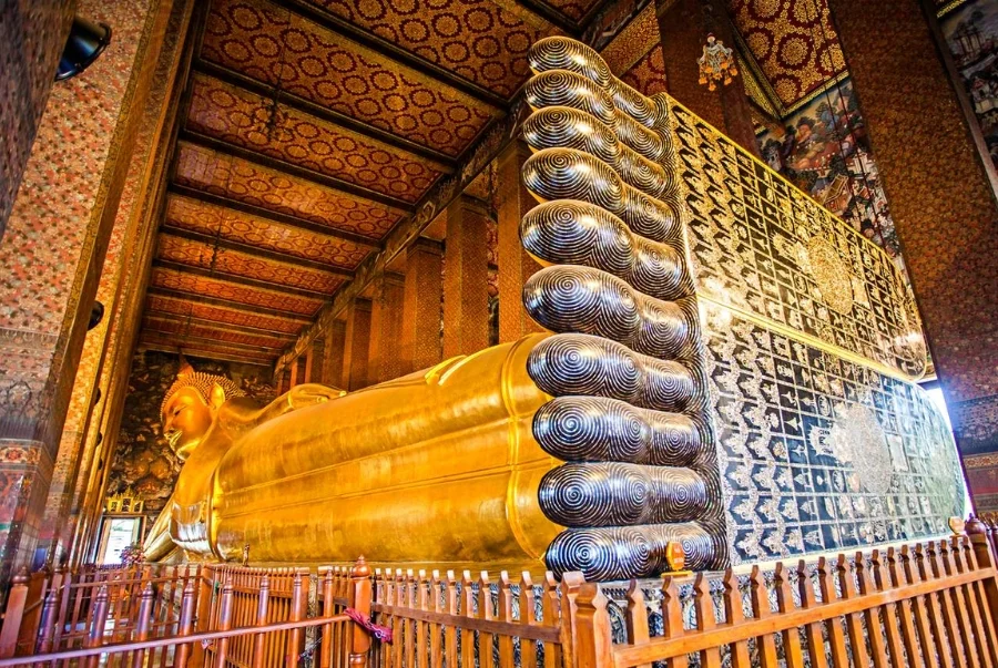 Wat Pho nổi tiếng khắp thế giới với bức tượng Phật nằm dài 46 mét và cao 15 mét được dát vàng lộng lẫy