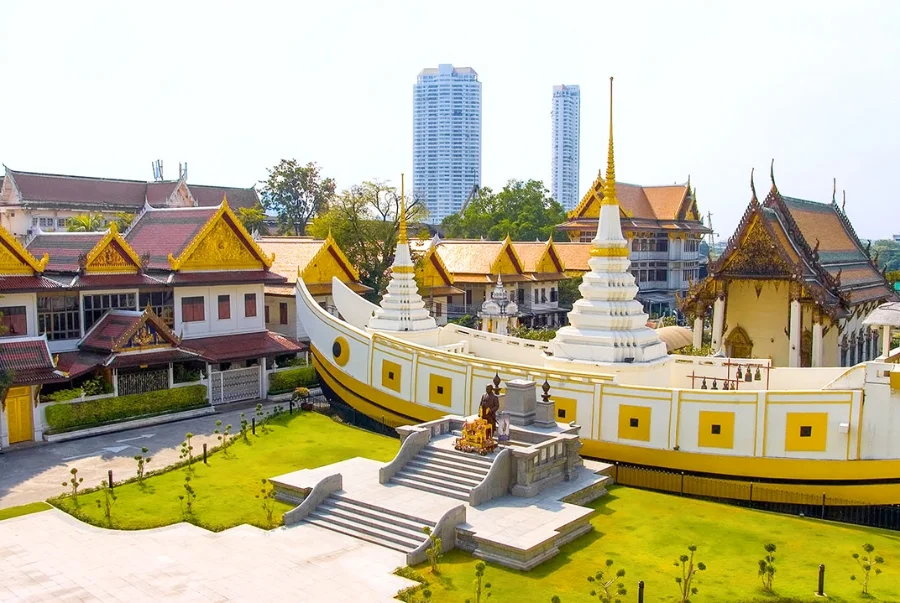 Wat Yannawa nổi bật với chánh điện có kiến trúc mang hình dáng một con thuyền buồm lớn