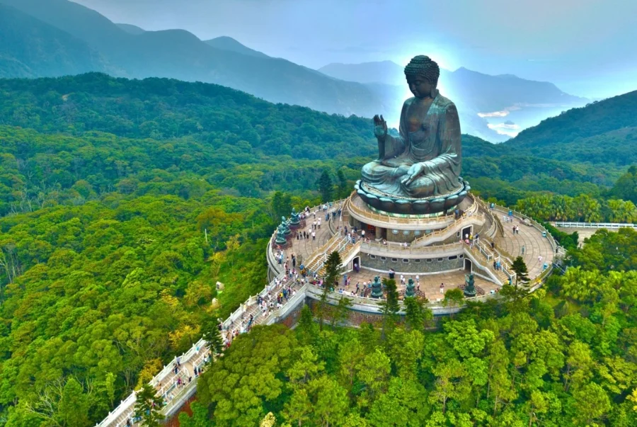 Điểm nhấn của Đại Nhĩ Sơn là pho tượng bằng đồng khổng lồ ngồi uy nghi giữa núi đồi