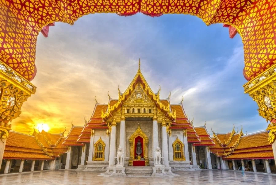 Chính điện Chùa Wat Benchamabophit ở Bangkok nổi bật với kiến trúc đá cẩm thạch trắng
