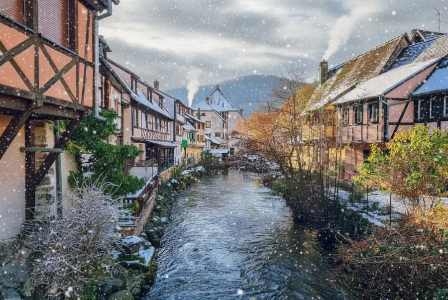 Kaysersberg sở hữu dòng suối Weiss uốn lượn giữa làng tạo nên khung cảnh vô cùng nên thơ