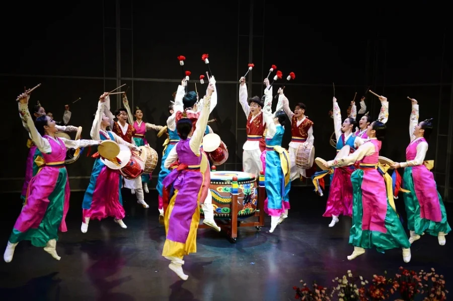 'The Queen's Banquet' được chia thành ba phần rõ rệt, mỗi phần mang đến những trải nghiệm thị giác và cảm xúc riêng biệt