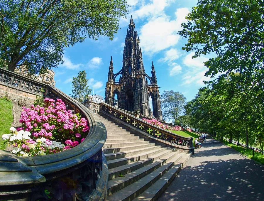 Thành phố Edinburgh, Scotland cuốn hút du khách bằng nét đẹp huyền bí pha lẫn lãng mạn khi mùa xuân về