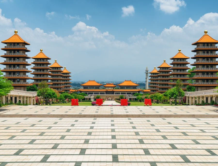 Hình ảnh “Bát chánh đạo” được thiết kế đối xứng bên phải và bên trái