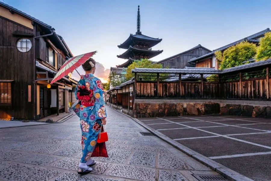 Mặc kimono dạo bước và chụp ảnh trong các khu phố cổ là trải nghiệm không nên bỏ qua