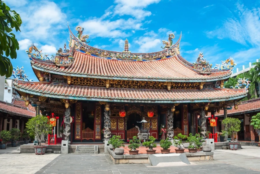 Không gian xung quanh chùa Khổng Tử Đài Bắc mang đậm tinh thần Nho giáo với mái ngói đỏ