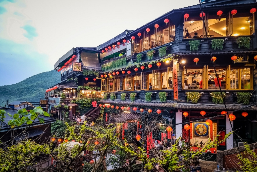 Jiufen nổi tiếng với không gian cổ kính được bao phủ bởi những chiếc đèn lồng đỏ treo dài hai bên con dốc