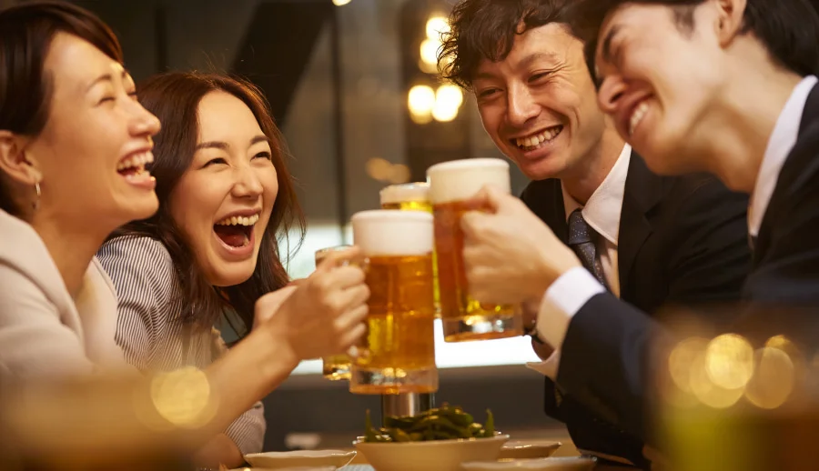 Trong buổi tiệc, bạn sẽ thấy sự tỉ mỉ trong cách rót rượu, mời rượu và thứ tự ngồi