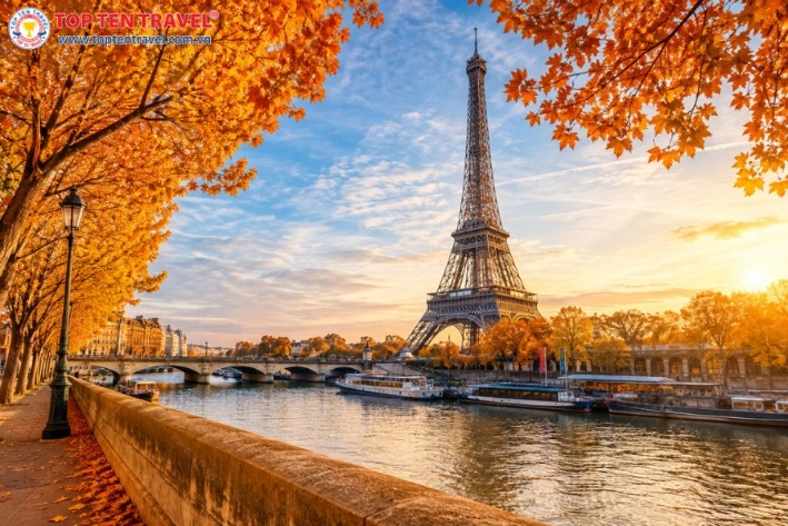 Paris vào thu khoác lên mình sắc vàng lãng mạn, nơi tháp Eiffel soi bóng bên dòng Seine thơ mộng