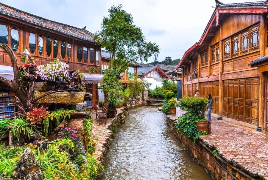 Phố cổ Lệ Giang được bao quanh bởi hệ thống kênh nước dày đặc