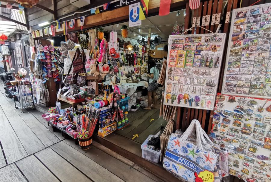 Các cửa hàng lưu niệm tại phố cổ George Town Penang mang đến vô số sản phẩm thủ công
