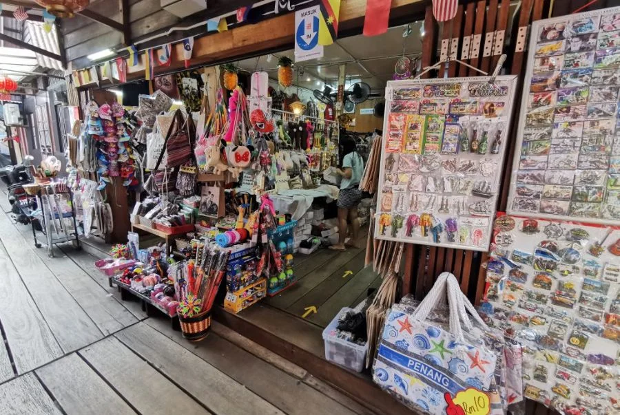 Các cửa hàng lưu niệm tại phố cổ George Town Penang mang đến vô số sản phẩm thủ công