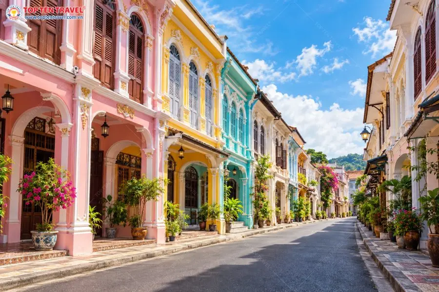 Phuket Old Town là khu phố cổ nổi tiếng với những dãy nhà đầy màu sắc được kết hợp hài hòa
