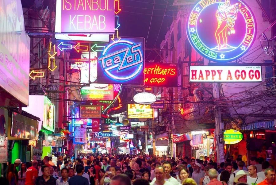 Không khí náo nhiệt về đêm của phố đi bộ Pattaya