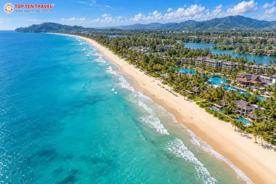 Bờ biển Bang Tao trải dài bên các resort cao cấp, hồ bơi hiện đại