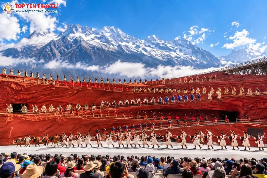 Show Ấn Tượng Lệ Giang kết hợp nghệ thuật biểu diễn quy mô lớn với khung cảnh núi tuyết hùng vĩ phía sau sân khấu