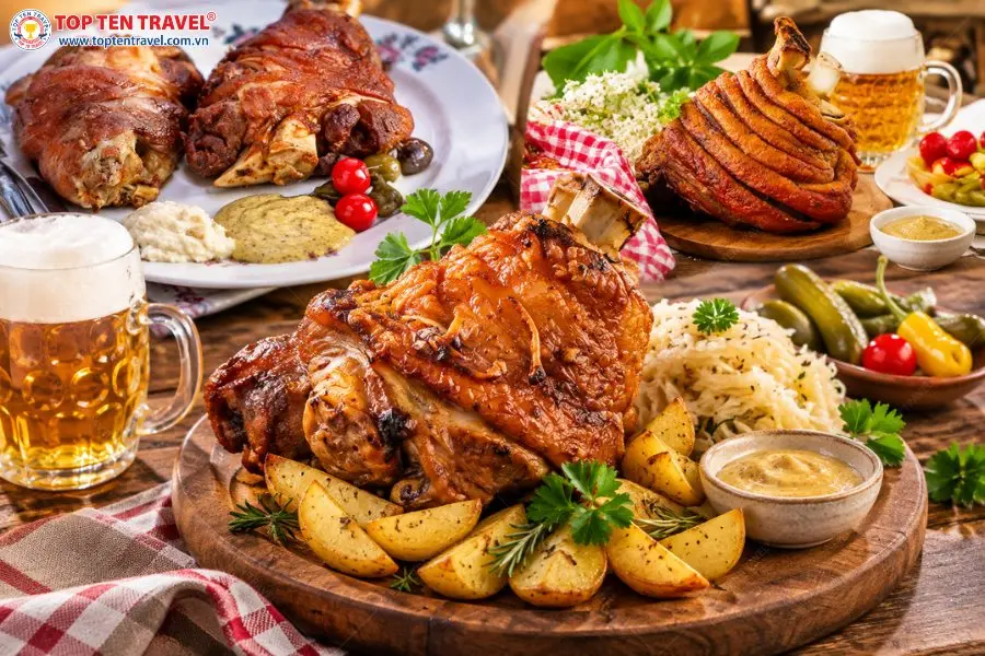 Giò heo nướng kiểu Séc nổi bật với lớp da vàng giòn và phần thịt mềm mọng bên trong.
