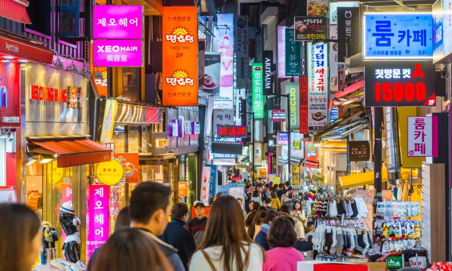 Hongdae mang trong mình một bầu không khí trẻ trung, năng động và đầy tính nghệ thuật, xứng danh là 'thiên đường cho giới trẻ' tại Seoul
