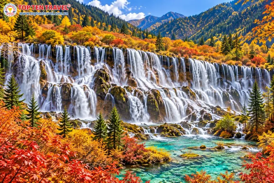 Thác Nặc Nhật Lang Cửu Trại Câu mùa thu với dòng nước trắng xóa trải rộng giữa rừng cây