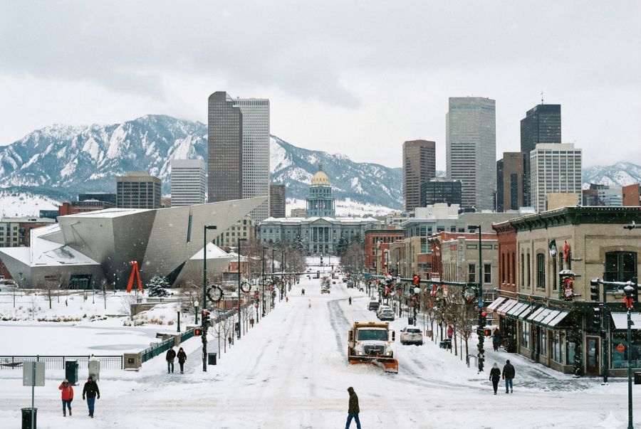 Denver là thành phố dung hòa được cả vẻ hùng vĩ của núi tuyết lẫn sự bình yên đặc trưng nước Mỹ