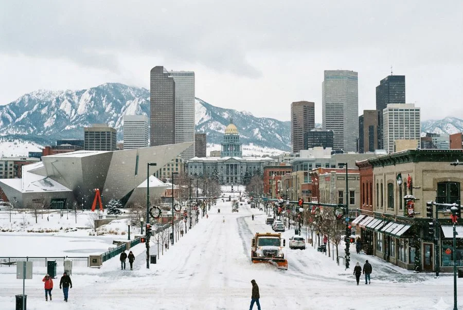 Denver là thành phố dung hòa được cả vẻ hùng vĩ của núi tuyết lẫn sự bình yên đặc trưng nước Mỹ