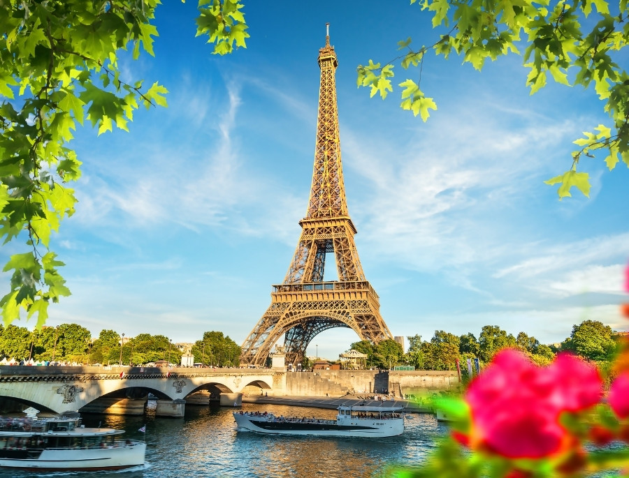 Paris luôn nằm trong danh sách những thành phố đẹp nhất thế giới vào mùa hè