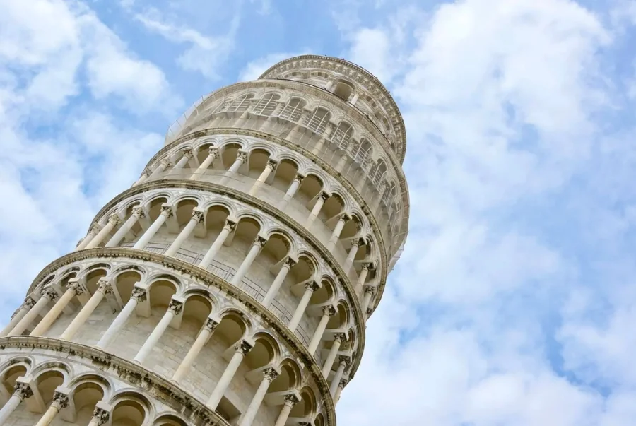  Tháp nghiêng Pisa được xây dựng theo phong cách Romanesque