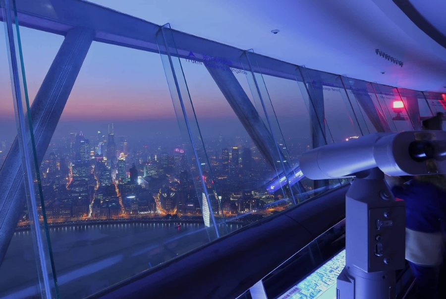 Nhiều du khách rất thích đến đài quan sát để ngắm cảnh Thượng Hải về đêm