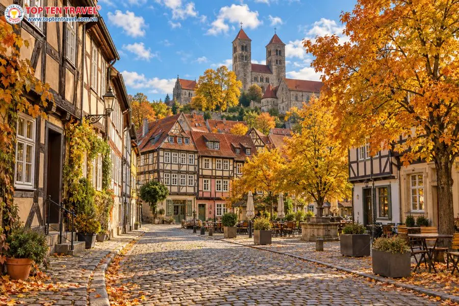 Thị trấn cổ Quedlinburg mùa thu sở hữu vẻ đẹp nên thơ với nhà khung gỗ, đường lát đá, cây lá vàng và nhà thờ trên đồi