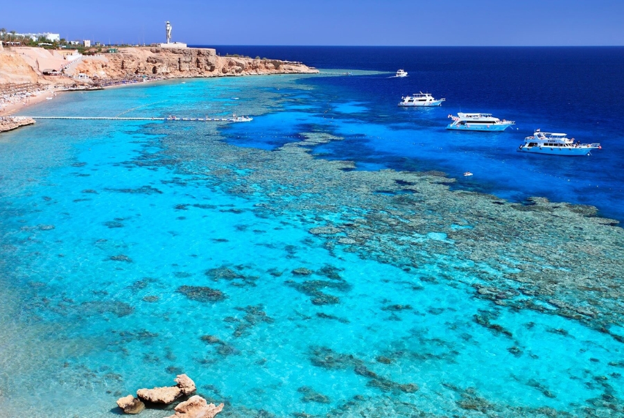 Du khách có thể tận hưởng bầu không khí trong lành tại các vùng biển xanh ngắt