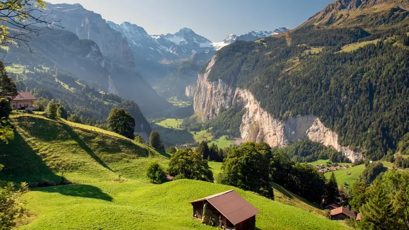 Thung lũng Lauterbrunnen nổi bật với những vách đá dựng đứng và đồng cỏ xanh