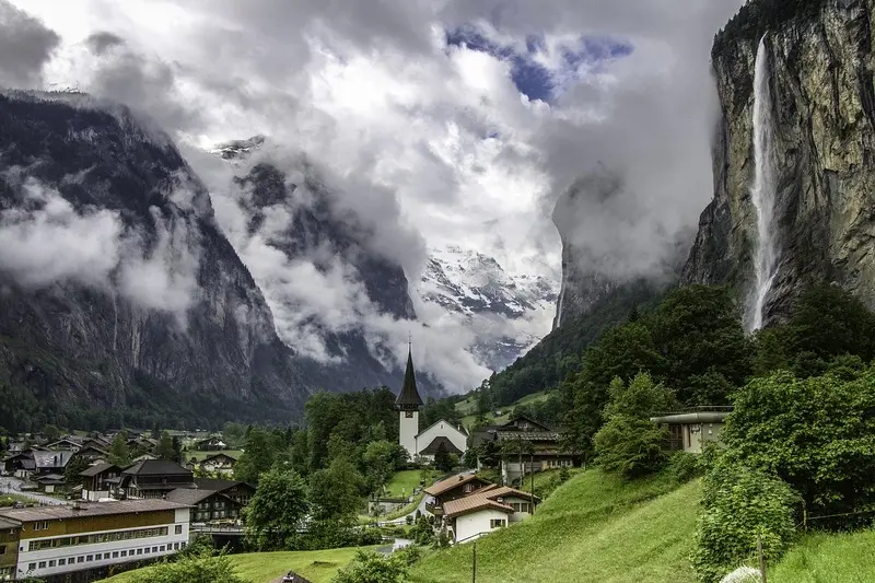 Lauterbrunnen nằm tại vùng Bernese Oberland, giữa dãy Alps hùng vĩ và khu vực Jungfrau