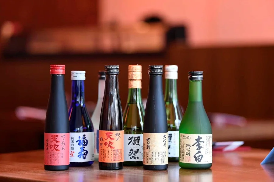 Rượu sake là một loại đồ uống truyền thống của Nhật Bản với nhiều loại khác nhau, mỗi loại đều có hương vị và đặc điểm riêng biệt