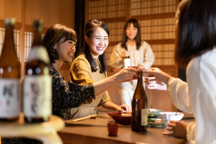 Thưởng thức rượu sake sẽ là một trải nghiệm thú vị mà bạn không nên bỏ qua khi đi du lịch Nhật Bản