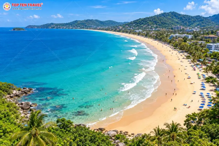 Toàn cảnh bãi biển Karon Phuket từ trên cao với đường bờ biển uốn cong mềm mại