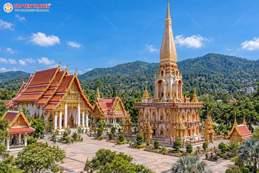Toàn cảnh chùa Wat Chalong với bảo tháp, mái chùa đỏ vàng và khuôn viên xanh mát