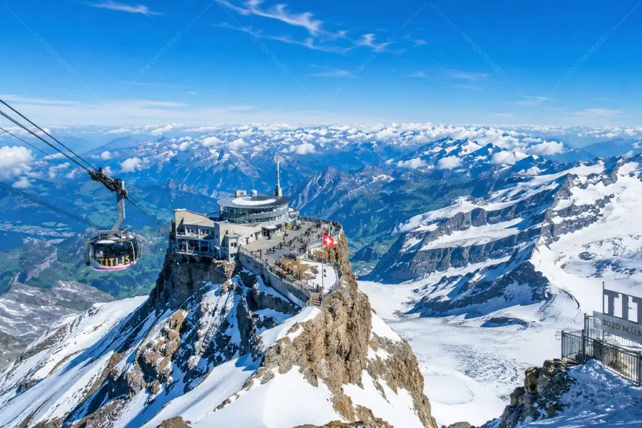 Đỉnh Titlis nổi bật với khung cảnh tuyết trắng quanh năm và vẻ đẹp hùng vĩ giữa lòng dãy Alps Thụy Sĩ