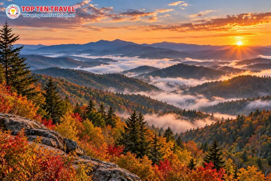 Toàn cảnh Great Smoky Mountains với những dãy núi nối tiếp ẩn hiện trong màn sương đặc trưng